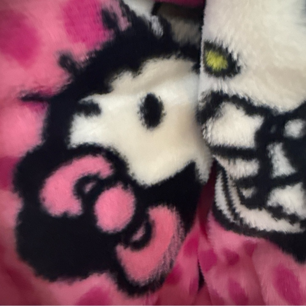 New Hello Kitty Frankie Vampire Mummy Pink Halloween Faux Fur 50"x70" Blanket - Picture 9 of 9